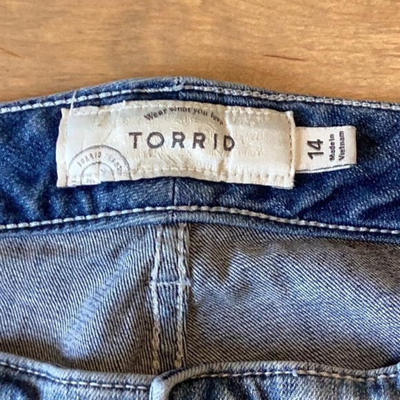 TORRID LIGHT WASH DISTRESSED PATCHED MID RISE SKINNY JEANS SZ 14 - Picture 4 of 12